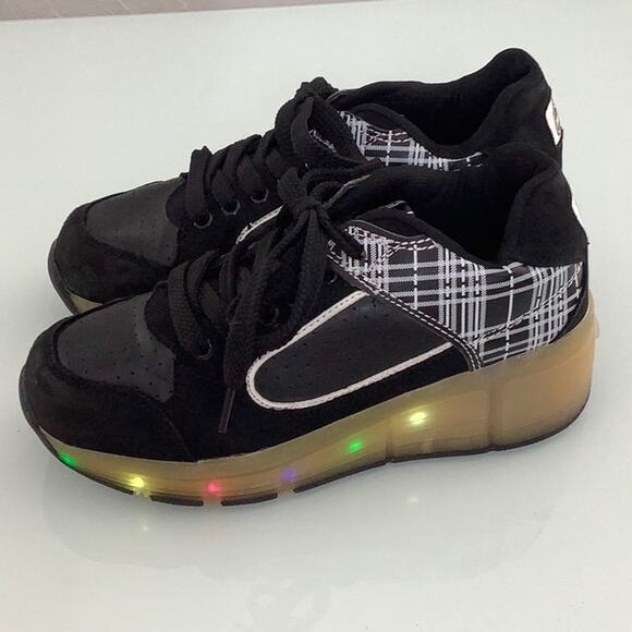 Wheely’s Heelys lighted sneakers with wheels roller skates shoes kids size 6 EUC - Picture 5 of 16